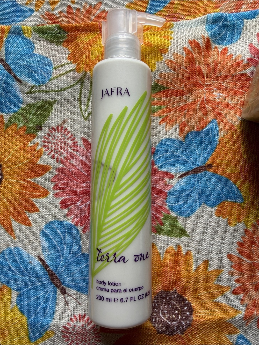 JAFRA White Bottle with Green Leaf Body Lotion